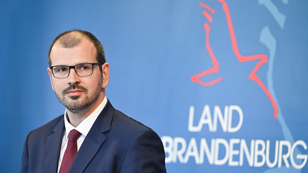 Steffen Freiberg (SPD), Brandenburgs Bildungsminister, stellt nach der Kabinettssitzung ein Bildungsprogramm vor. / Foto: Jens Kalaene/dpa