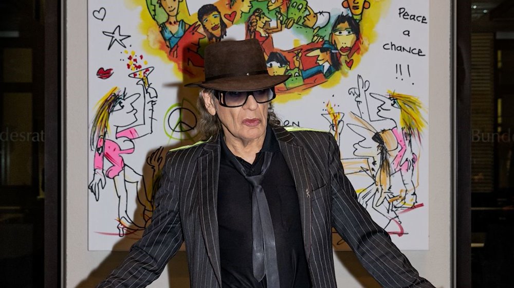 Der Musiker Udo Lindenberg steht im Bundesrat vor seinem Gemälde «Wir ziehen in den Frieden». / Foto: Tine Acke/Tine Acke/dpa/Archivbild