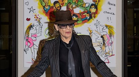 Der Musiker Udo Lindenberg steht im Bundesrat vor seinem Gemälde «Wir ziehen in den Frieden». / Foto: Tine Acke/Tine Acke/dpa/Archivbild