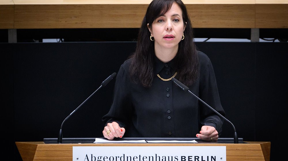 Elif Eralp (Die Linke) spricht bei der Plenarsitzung des Berliner Abgeordnetenhauses. / Foto: Bernd von Jutrczenka/dpa