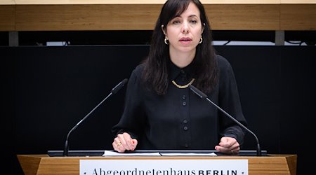 Elif Eralp (Die Linke) spricht bei der Plenarsitzung des Berliner Abgeordnetenhauses. / Foto: Bernd von Jutrczenka/dpa