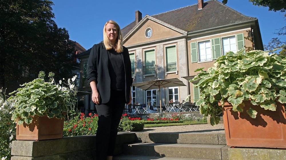 Lucy Wasensteiner, damalige Direktorin der Liebermann-Villa am Wannsee, steht im Garten des Anwesens. / Foto: Wolfgang Kumm/dpa/Archiv