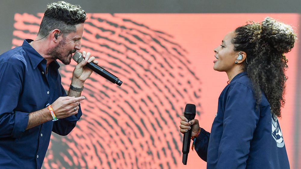 Max Herre von der Band Freundeskreis und die Musikerin Joy Denalane treten am 09.09.2018 beim Musikfestival Lollapalooza auf dem Gelände des Olympiaparks in Berlin auf. / Foto: Jens Kalaene/dpa-Zentralbild/dpa