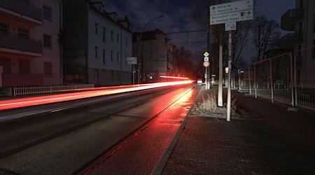 Aufgrund eines Stromausfalls ist die Straßenbeleuchtung im Stadtteil Köpenick nicht im Betrieb. / Foto: Jörg Carstensen/dpa