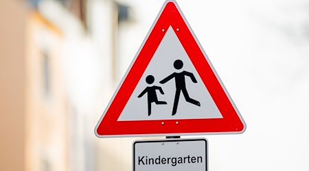 Ein Verkehrsschild mit dem Hinweis «Kindergarten» steht vor einer Kindertagesstätte. / Foto: Rolf Vennenbernd/dpa/Symbolbild