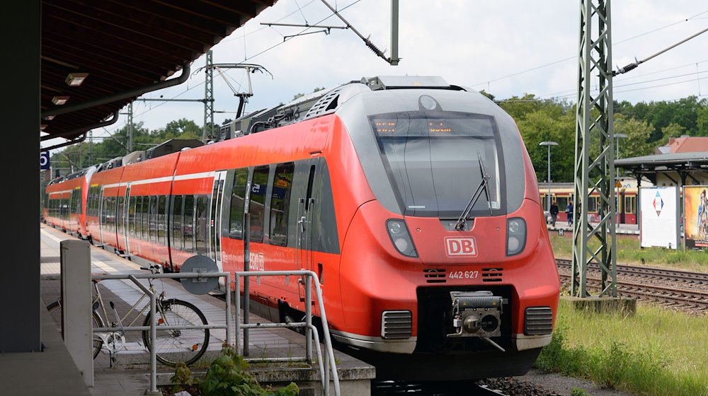 Ein Regionalzug steht am Bahnhof Griebnitzsee. / Foto: Ralf Hirschberger/dpa/Archivbild