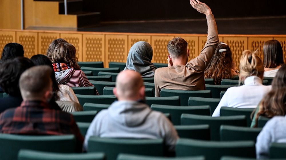 Studenten sitzen im Audimax der Freien Universität Berlin. / Foto: Britta Pedersen/dpa-Zentralbild/dpa/Archivbild