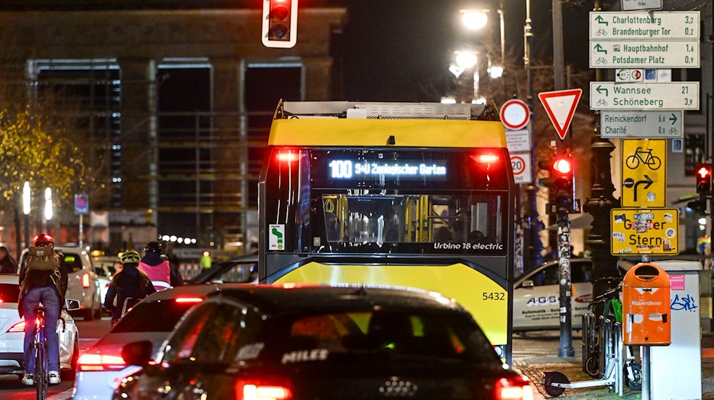 Zahlreiche Autos, Radfahrer und Busse sind Unter den Linden unterwegs. / Foto: Jens Kalaene/dpa