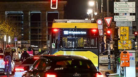 Zahlreiche Autos, Radfahrer und Busse sind Unter den Linden unterwegs. / Foto: Jens Kalaene/dpa