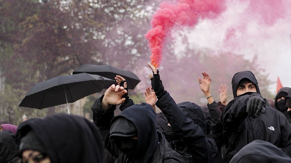 Pyrotechnik wird von Demonstrierenden in Berlin gezündet. / Foto: Kay Nietfeld/dpa/Symbolbild