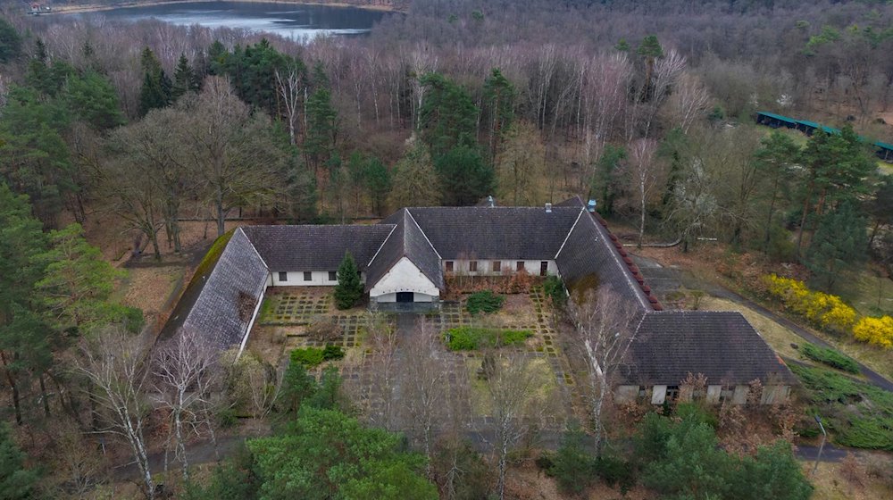 Die ehemalige Villa von Reichpropaganda-Minister Joseph Goebbels auf dem Areal am Bogensee (Luftaufnahme mit einer Drohne). / Foto: Patrick Pleul/dpa