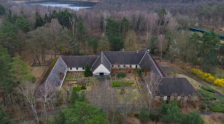 Die ehemalige Villa von Reichpropaganda-Minister Joseph Goebbels auf dem Areal am Bogensee (Luftaufnahme mit einer Drohne). / Foto: Patrick Pleul/dpa