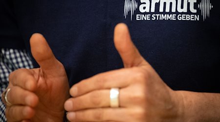 Thomas de Vachroi, erster Armutsbeauftragter der Evangelischen Kirche Berlin-Brandenburg-schlesische Oberlausitz (EKBO), spricht während einer Pressekonferenz zu seiner Beauftragung - auf seinem T-Shirt steht «armut - eine Stimme geben». / Foto: Soeren Stache/dpa