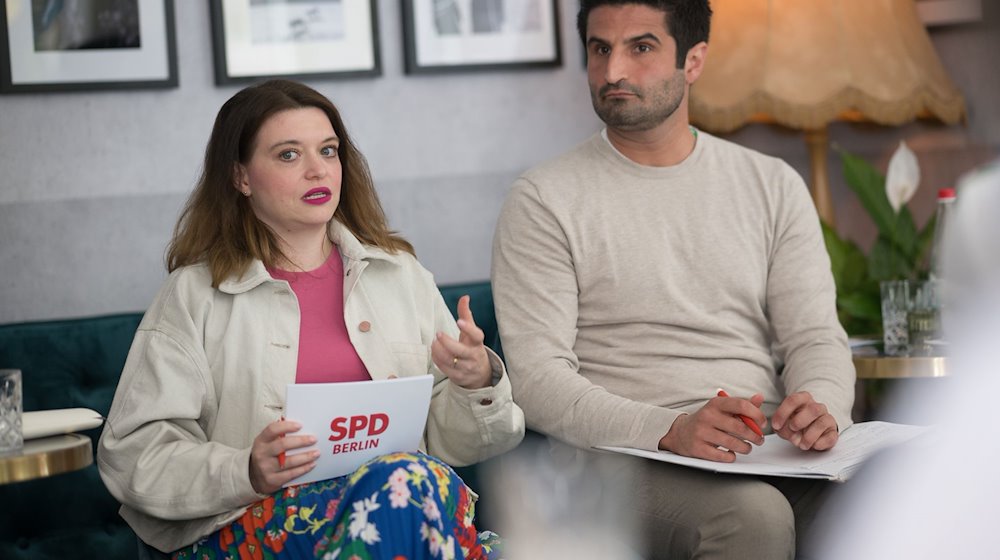 Jana Bertels und Kian Niroomand, bilden zusammen eine Team für die Wahl des Landesvorsitz der SPD Berlin, nehmen an einer Pressekonferenz teil. / Foto: Sebastian Christoph Gollnow/dpa