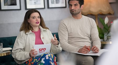 Jana Bertels und Kian Niroomand, bilden zusammen eine Team für die Wahl des Landesvorsitz der SPD Berlin, nehmen an einer Pressekonferenz teil. / Foto: Sebastian Christoph Gollnow/dpa