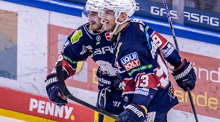 Berlins Ty Ronning (l) jubelt nach seinem 3:1 Treffer mit Teamkollege Leo Pföderl. / Foto: Andreas Gora/dpa