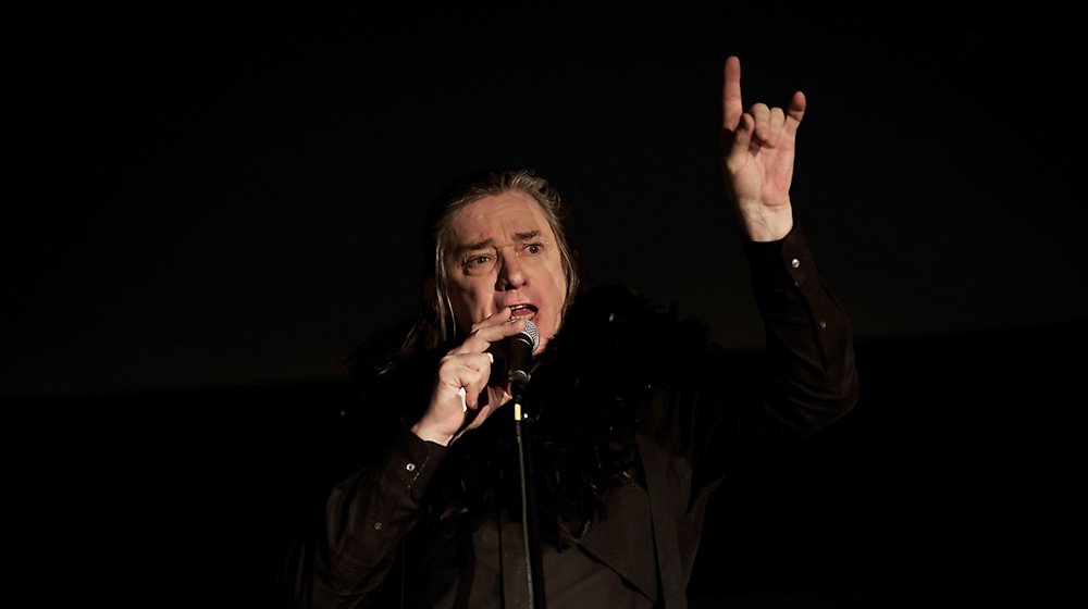 Der Musiker Blixa Bargeld tritt bei der «Space Oddity: A Tribute to David Bowie» im Zeiss Großplanetarium auf. / Foto: Carsten Koall/dpa