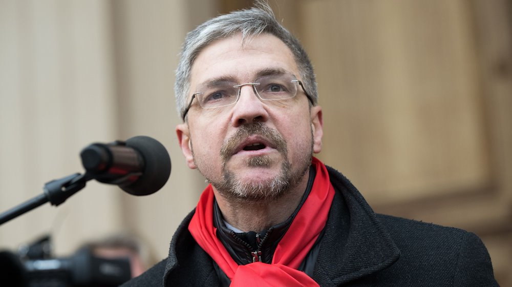 Mike Schubert (SPD), Oberbürgermeister von Potsdam, spricht während der Demonstrationen «Potsdam wehrt sich» auf dem Alten Markt. / Foto: Sebastian Gollnow/dpa/Archivbild