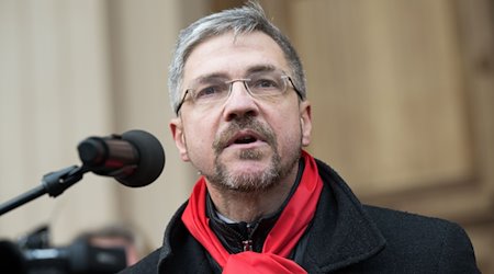 Mike Schubert (SPD), Oberbürgermeister von Potsdam, spricht während der Demonstrationen «Potsdam wehrt sich» auf dem Alten Markt. / Foto: Sebastian Gollnow/dpa/Archivbild