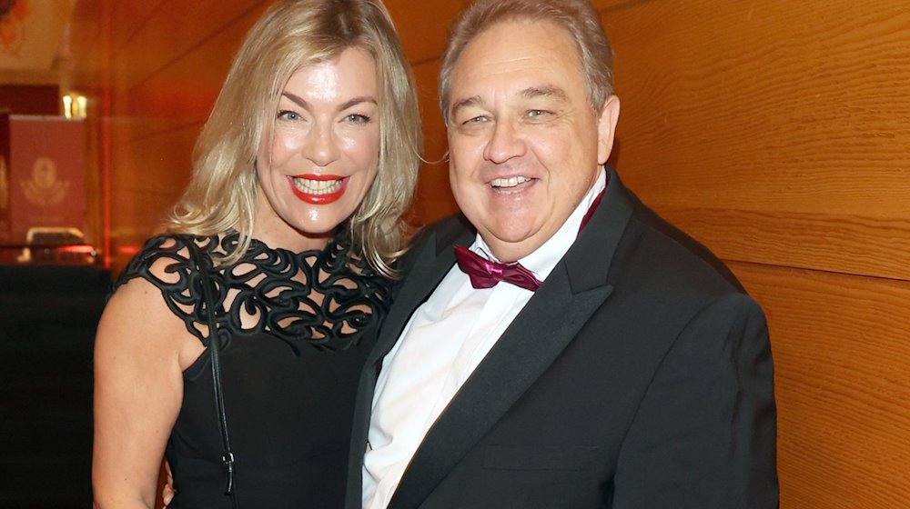 Oliver Kalkofe und Ehefrau Connie Kalkofe nehmen am Presseball Berlin im Hotel Grand Hyatt teil. / Foto: Jörg Carstensen/dpa/Archiv