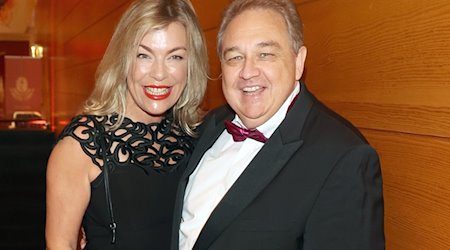 Oliver Kalkofe und Ehefrau Connie Kalkofe nehmen am Presseball Berlin im Hotel Grand Hyatt teil. / Foto: Jörg Carstensen/dpa/Archiv