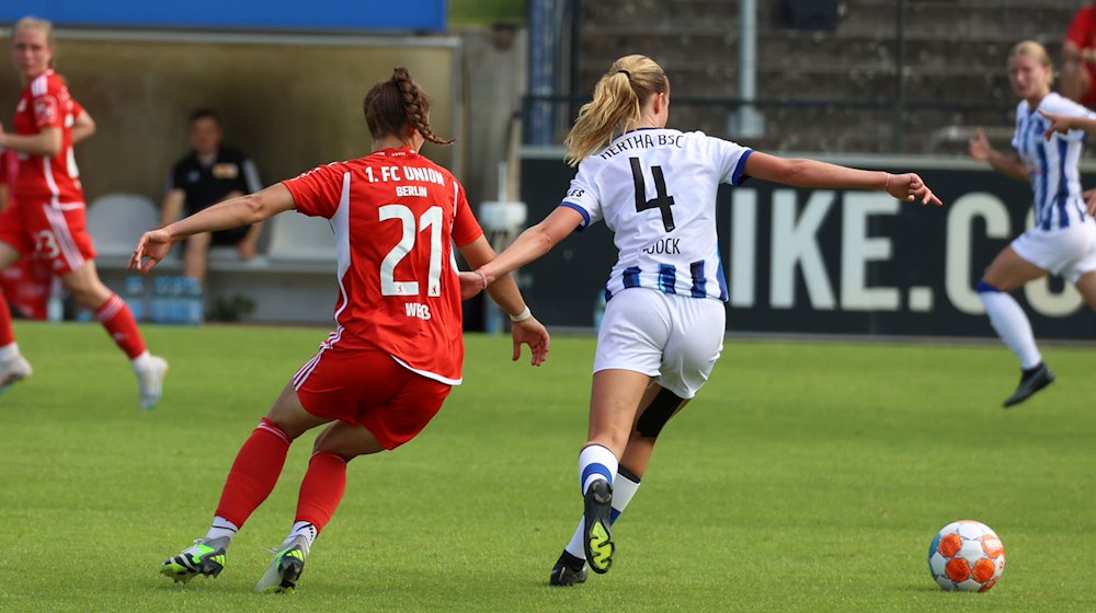 Spielerinnen von Union Berlin und Hertha BSC kämpfen um den Ball. / Foto: Jörg Carstensen/dpa/Archivbild