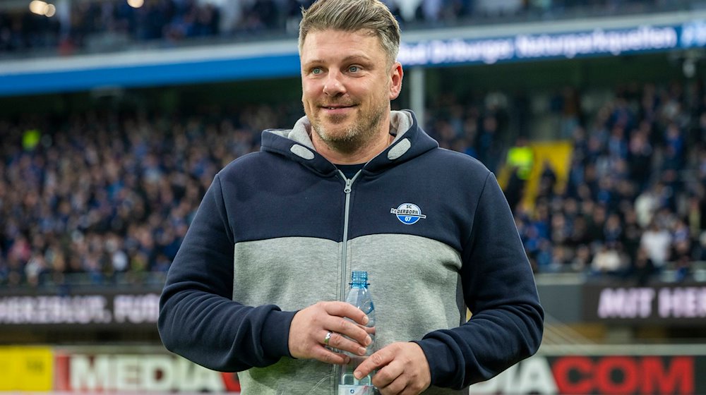 Paderborns Trainer Lukasz Kwasniok betritt das Stadion. Mit den Ostwestfalen will er nochmal in den Kampf um den Aufstieg eingreifen. / Foto: David Inderlied/dpa