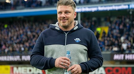 Paderborns Trainer Lukasz Kwasniok betritt das Stadion. Mit den Ostwestfalen will er nochmal in den Kampf um den Aufstieg eingreifen. / Foto: David Inderlied/dpa