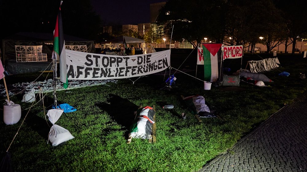 Blick auf das Pro-Palästina-Camp vor dem Reichstagsgebäude. / Foto: Joerg Carstensen/dpa