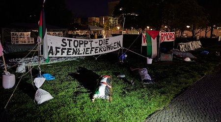 Blick auf das Pro-Palästina-Camp vor dem Reichstagsgebäude. / Foto: Joerg Carstensen/dpa