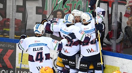 Berlins Spieler jubeln über den Treffer zum 2:0. / Foto: Carmen Jaspersen/dpa