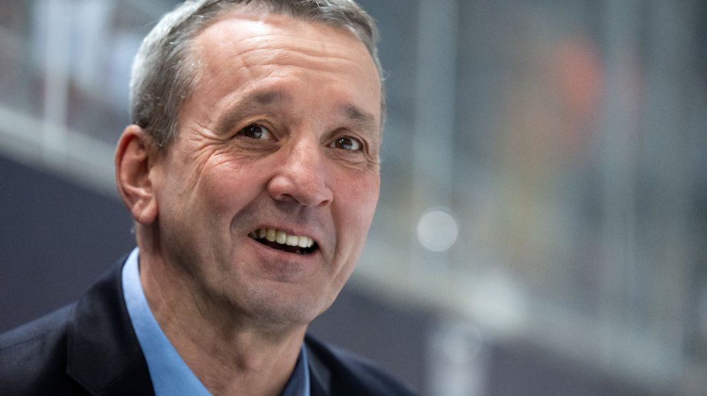 Trainer Thomas Popiesch von Bremerhaven kommt vor dem Spiel in die Halle. / Foto: Sven Hoppe/dpa/Archivbild