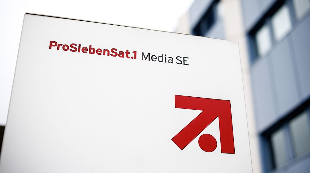 Das Logo und der Schriftzug der «ProSiebenSat.1 Media SE» im Gewerbegebiet «Unterföhring Park». / Foto: Matthias Balk/dpa/Symbolbild