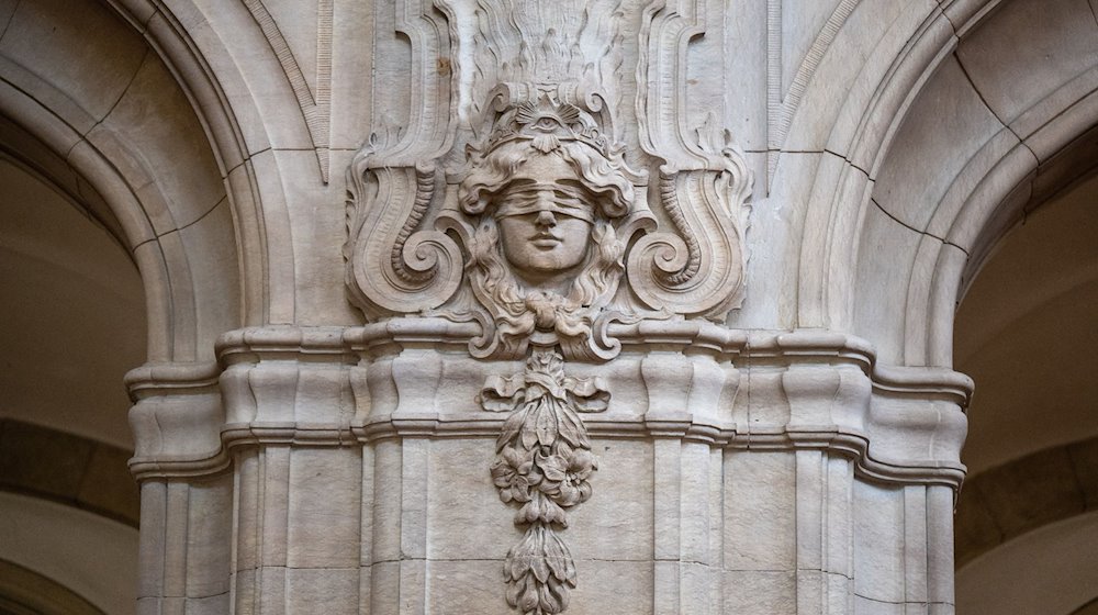 Ein Relief mit der Abbildung der Justitia, der römischen Göttin der Gerechtigkeit und des Rechtswesens, ist an einer Säule in der Eingangshalle im Kriminalgericht Moabit zu sehen. / Foto: Monika Skolimowska/dpa