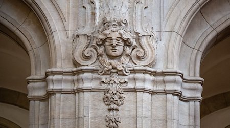 Ein Relief mit der Abbildung der Justitia, der römischen Göttin der Gerechtigkeit und des Rechtswesens, ist an einer Säule in der Eingangshalle im Kriminalgericht Moabit zu sehen. / Foto: Monika Skolimowska/dpa