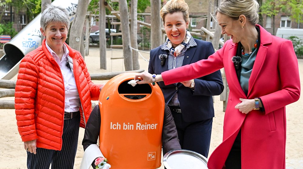 Stephanie Otto (l-r), Vorstandsvorsitzende der Berliner Stadtreinigung (BSR), Franziska Giffey (SPD), Berlins Wirtschaftssenatorin, und Manja Schreiner (CDU), Verkehrssenatorin, stehen auf dem Spielplatz Eulerstraße zum Start der Pilotphase für die Reinigung von 85 Spielplätzen durch die BSR Berliner Stadtreinigung. / Foto: Jens Kalaene/dpa