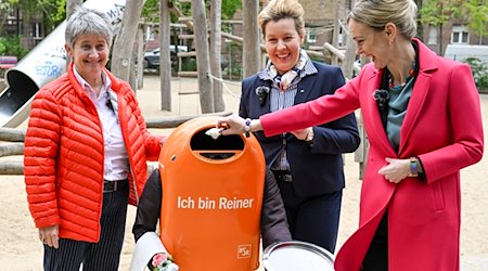 Stephanie Otto (l-r), Vorstandsvorsitzende der Berliner Stadtreinigung (BSR), Franziska Giffey (SPD), Berlins Wirtschaftssenatorin, und Manja Schreiner (CDU), Verkehrssenatorin, stehen auf dem Spielplatz Eulerstraße zum Start der Pilotphase für die Reinigung von 85 Spielplätzen durch die BSR Berliner Stadtreinigung. / Foto: Jens Kalaene/dpa