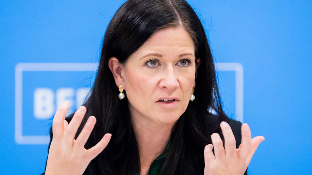 Katharina Günther-Wünsch (CDU), Senatorin für Bildung, Jugend und Familie von Berlin, spricht bei einer Pressekonferenz zur Vorstellung des Konzepts zum Koalitionsversprechen «Kita-Chancenjahr». / Foto: Christoph Soeder/dpa
