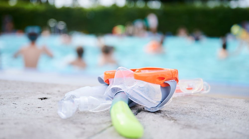 Eine Taucherbrille und Schnorchel liegen in einem Schwimmbad am Beckenrand. / Foto: Annette Riedl/dpa/Symbolbild