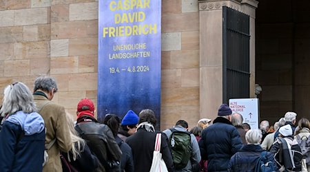 Zahlreiche Besucher stehen vor der Alten Nationalgalerie, um die Ausstellung "Caspar David Friedrich. / Foto: Jens Kalaene/dpa