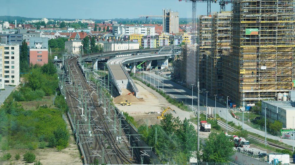Blick vom Hauptbahnhof aus auf die Baustelle der S-Bahn-Linie S21. / Foto: Jörg Carstensen/dpa