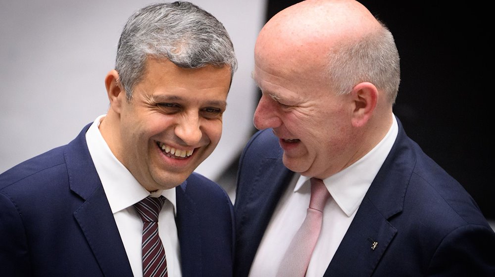 Raed Saleh (l), Berliner SPD-Fraktions- und Parteivorsitzender, und Kai Wegner (CDU), Regierender Bürgermeister von Berlin, unterhalten sich vor Beginn der Plenarsitzung des Berliner Abgeordnetenhauses. / Foto: Bernd von Jutrczenka/dpa