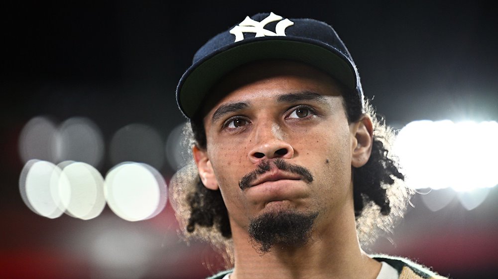 Leroy Sané steht vor dem Spiel während eines Interviews am Spielfeldrand. / Foto: Tom Weller/dpa/Archivbild