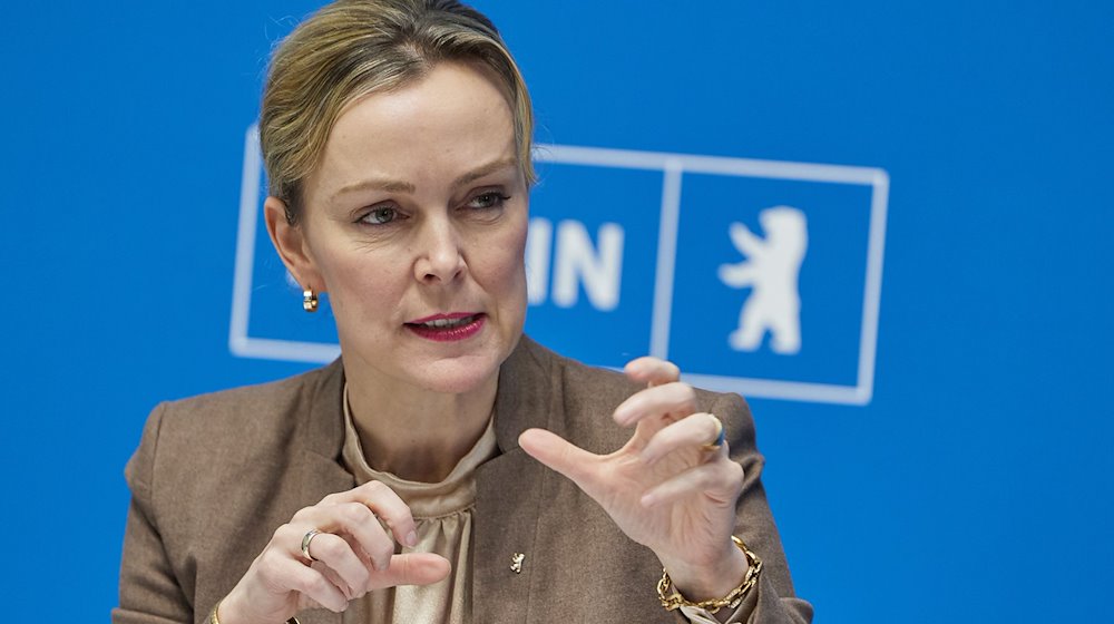 Manja Schreiner (CDU), Verkehrssenatorin, spricht bei einer Pressekonferenz. / Foto: Joerg Carstensen/dpa