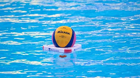 Der Ball liegt vor Beginn des Spiels im Wasser. / Foto: Bernd Thissen/dpa/Symbolbild