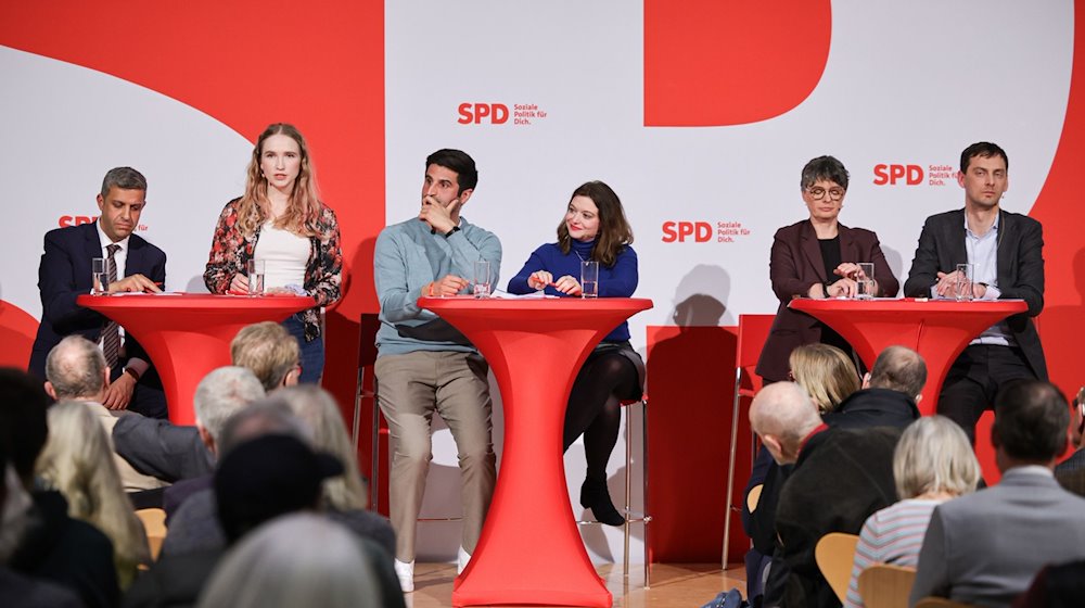 Raed Saleh (SPD, l-r), Luise Lehmann (SPD), Kian Niroomand (SPD), Jana Bertels (SPD), Nicola Böcker-Giannini (SPD), und Martin Hikel (SPD), sitzen gemeinsam auf einer Bühne. / Foto: Hannes P Albert/dpa