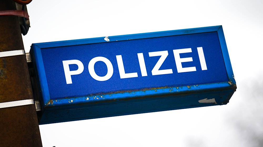 Ein Schild weist auf eine Polizeistelle hin. / Foto: Sina Schuldt/dpa/Symbolbild