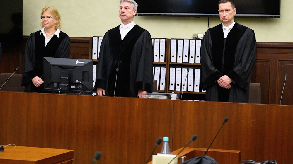 Lars Malskies Detlev Schmidt (M), Vorsitzender Richter am Kammergericht, steht vor Beginn des Prozesses wegen des Vorwurfs des Landesverrats an einen Mitarbeiter des Bundesnachrichtendienstes (BND) und dessen mutmaßlichen Mittäter im Gerichtssaal vom 6. Strafsenat des Kammergerichts. / Foto: Bernd von Jutrczenka/dpa Pool/dpa