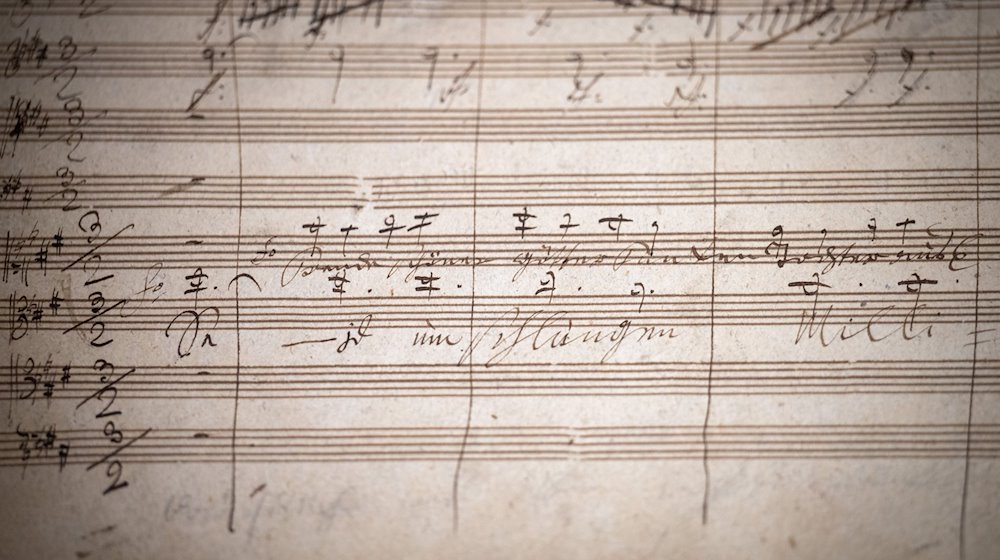 Ein Teil der Handschrift der Sinfonie Nr. 9 des Komponisten Ludwig van Beethoven. / Foto: Soeren Stache/dpa