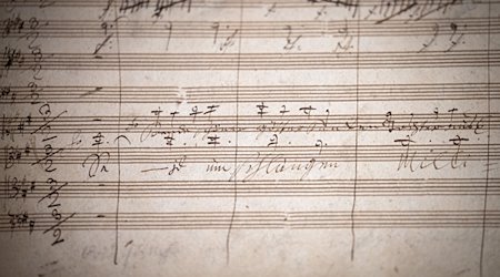 Ein Teil der Handschrift der Sinfonie Nr. 9 des Komponisten Ludwig van Beethoven. / Foto: Soeren Stache/dpa